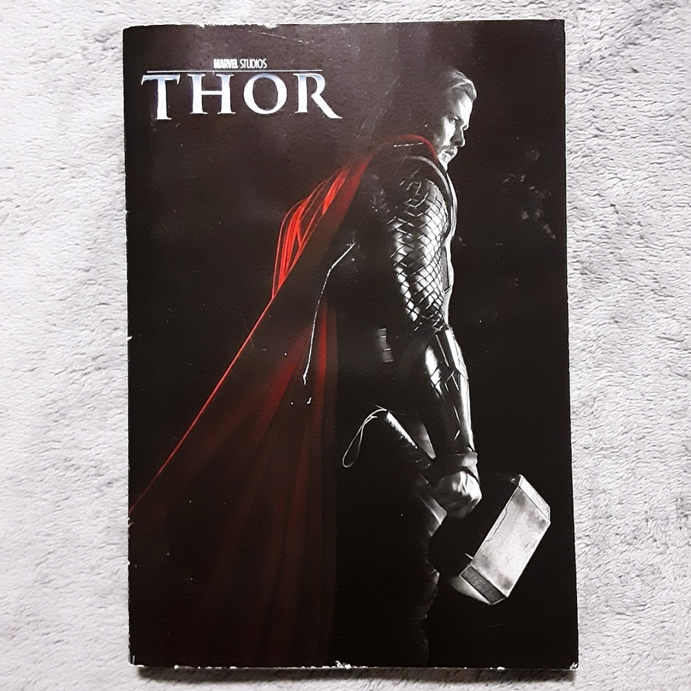 📚 Thor - Marvel Studios Kid's Book with pictures from movie EUC Paperback